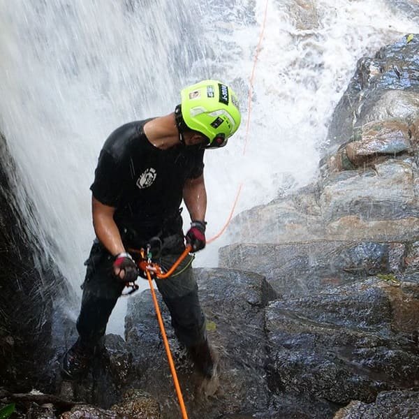 No confundir el rappel con la escalada, son actividades diferentes